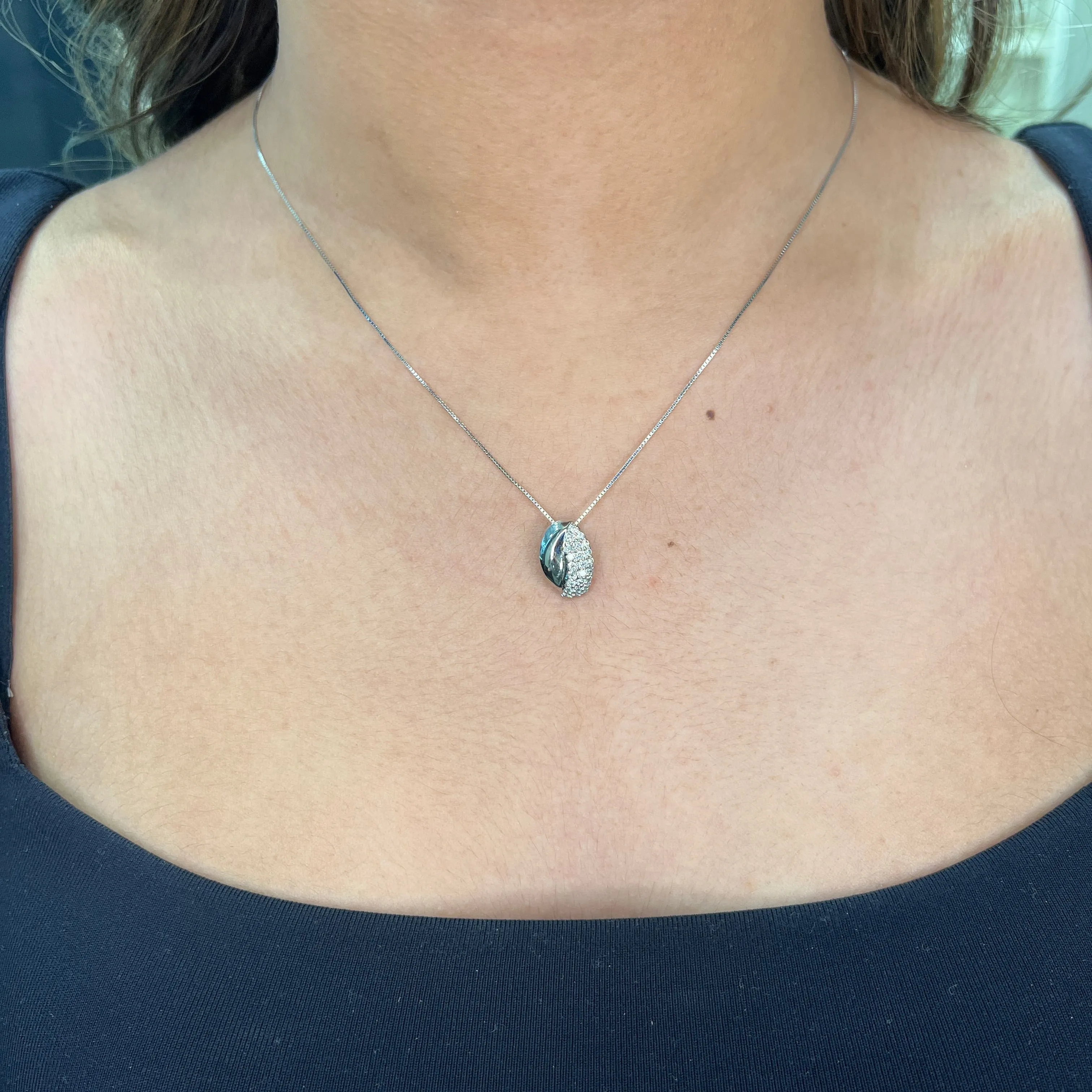 10K White Gold (0.30ct) Diamond Pavee Set Pendant