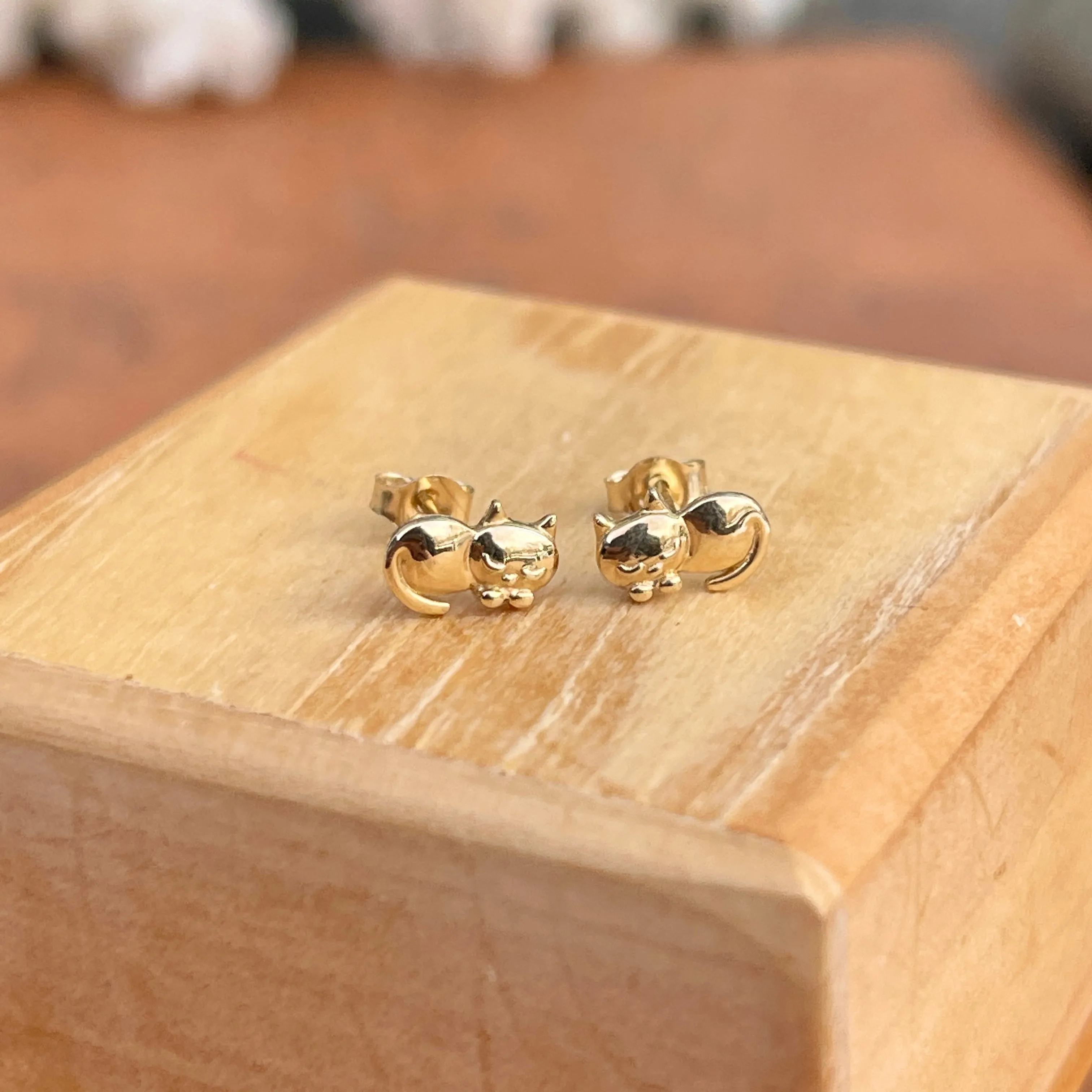 14KT Yellow Laying Kitty Cat Post Stud Earrings