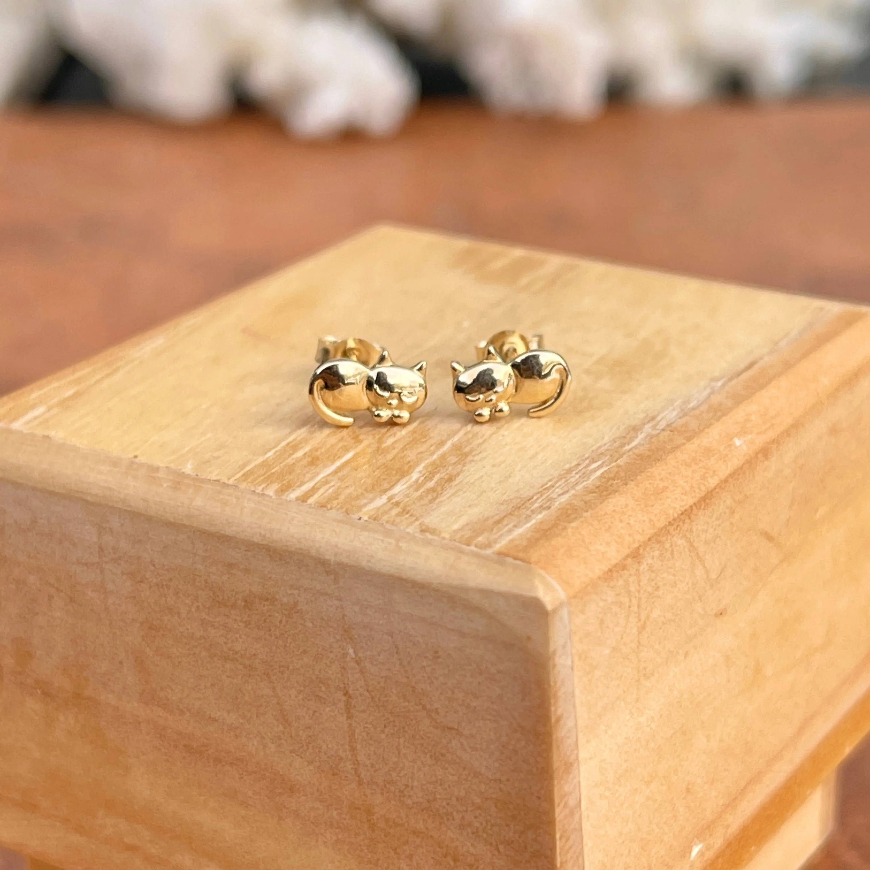 14KT Yellow Laying Kitty Cat Post Stud Earrings