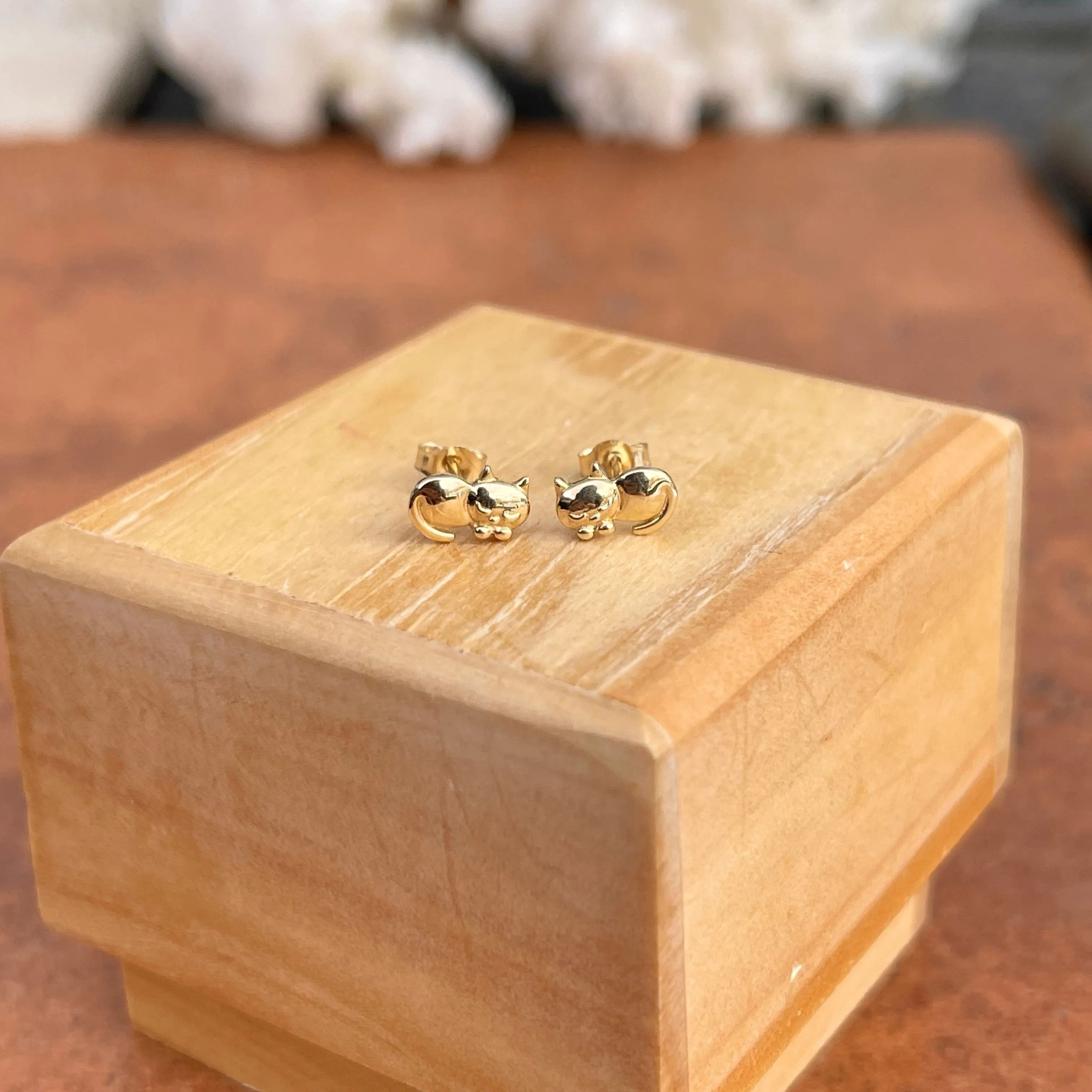 14KT Yellow Laying Kitty Cat Post Stud Earrings