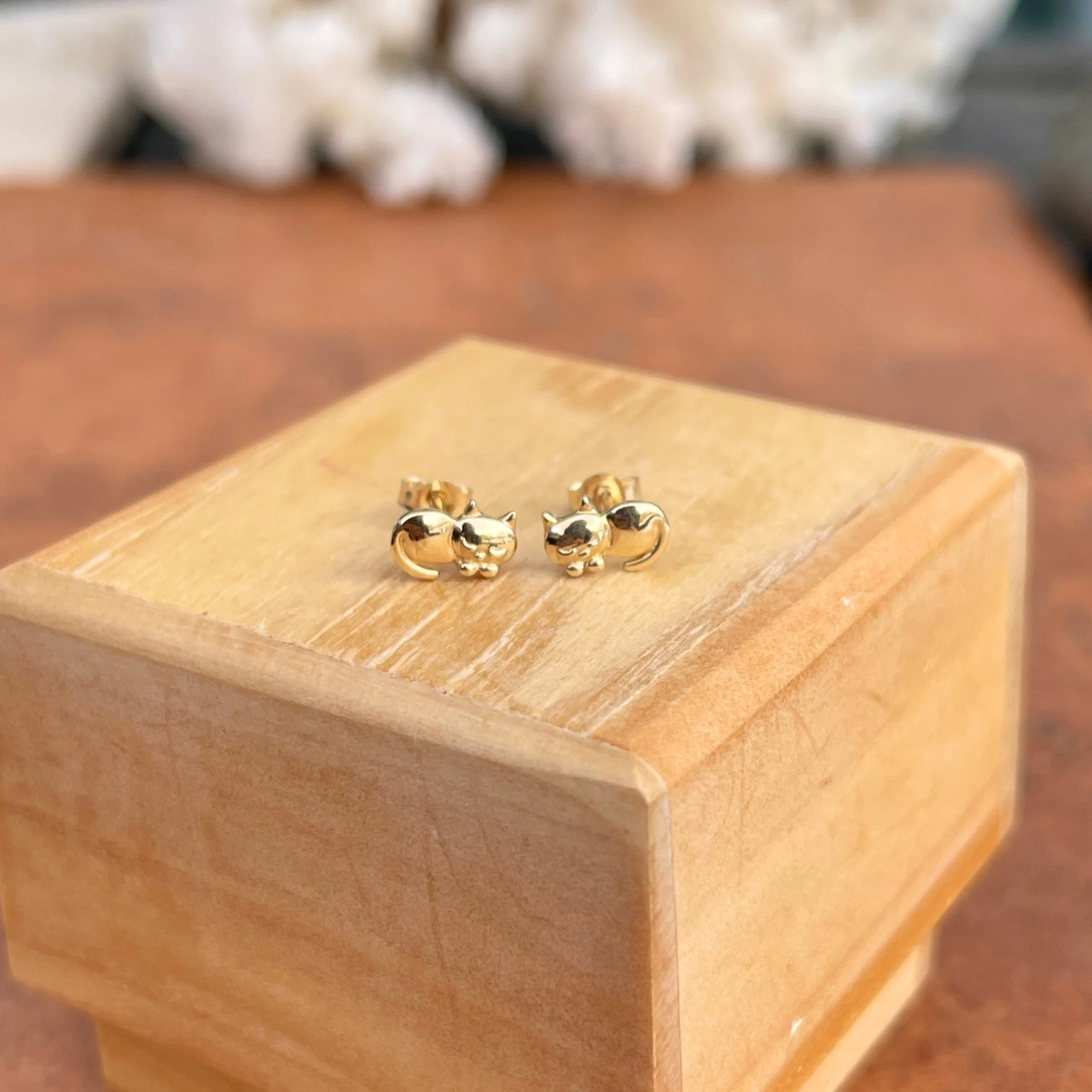 14KT Yellow Laying Kitty Cat Post Stud Earrings