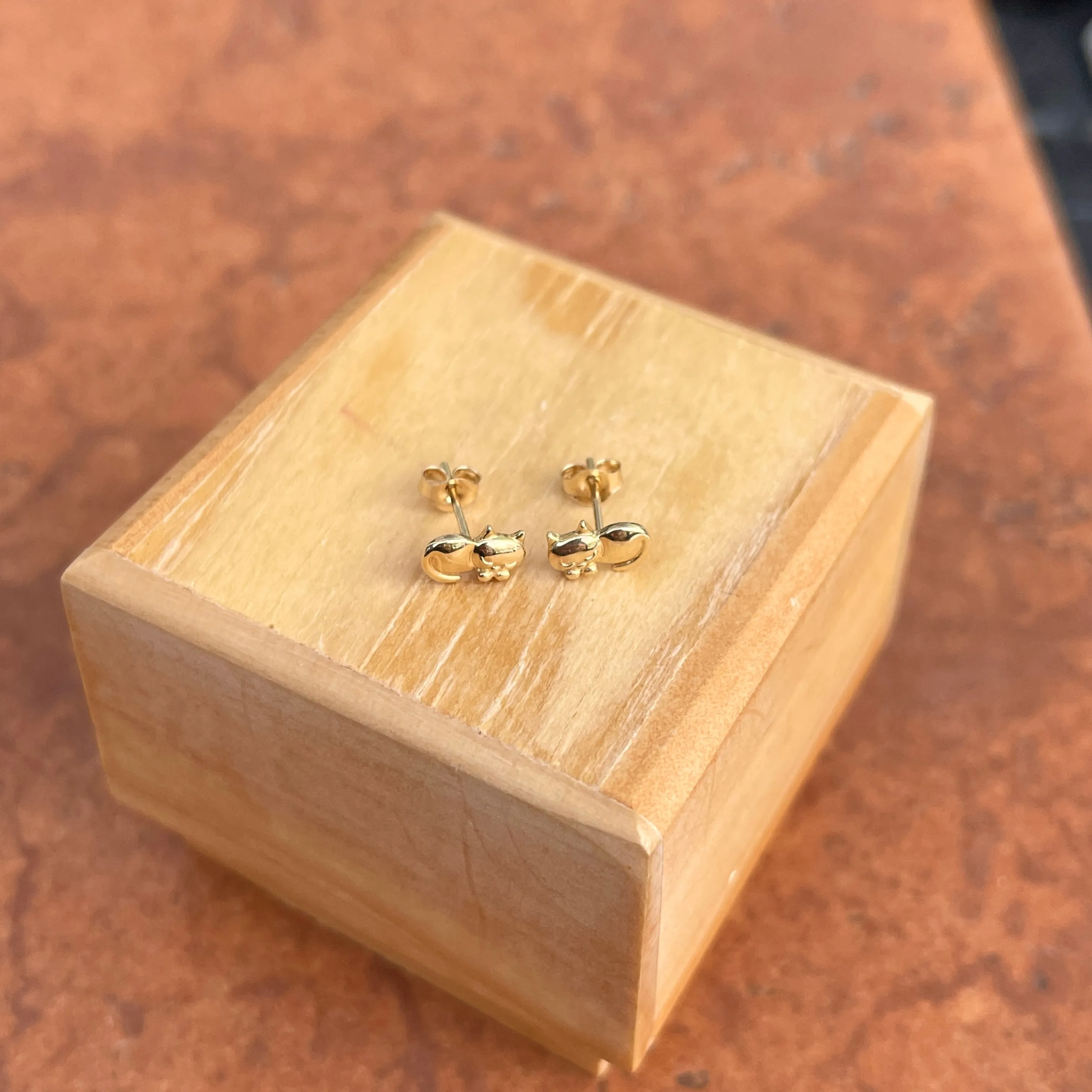 14KT Yellow Laying Kitty Cat Post Stud Earrings