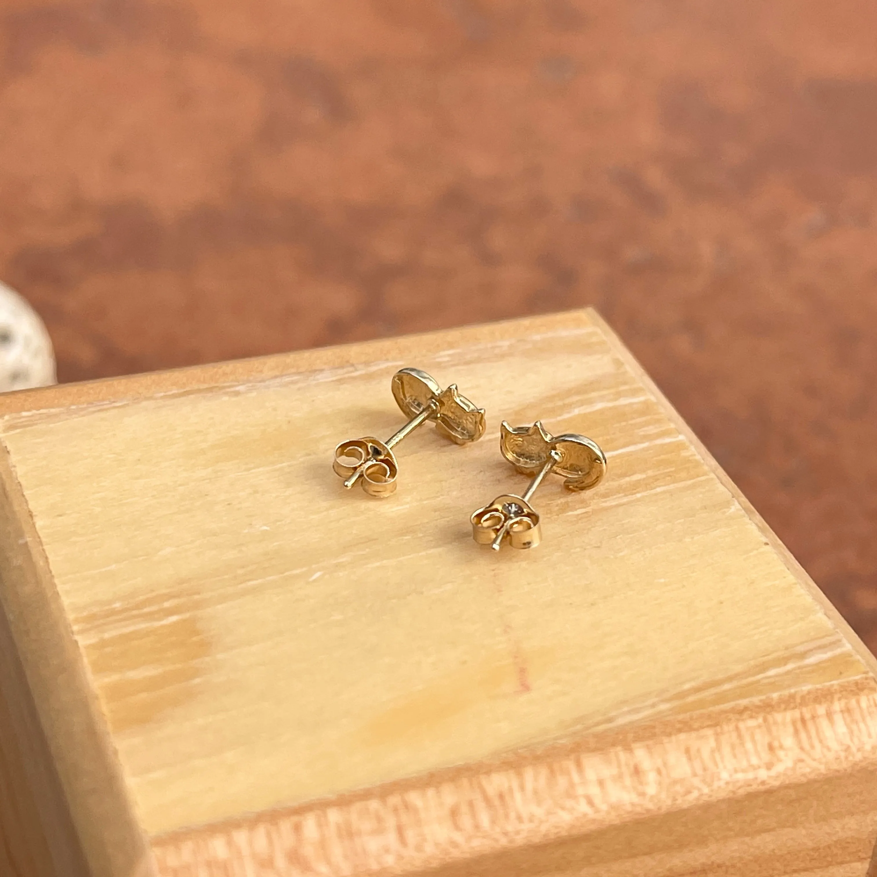 14KT Yellow Laying Kitty Cat Post Stud Earrings