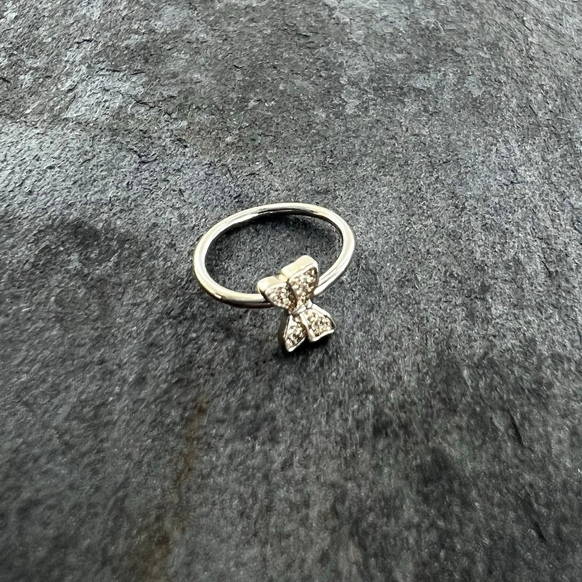 20 Gauge 5/16 Textured Little Bow Seamless Nose Hoop