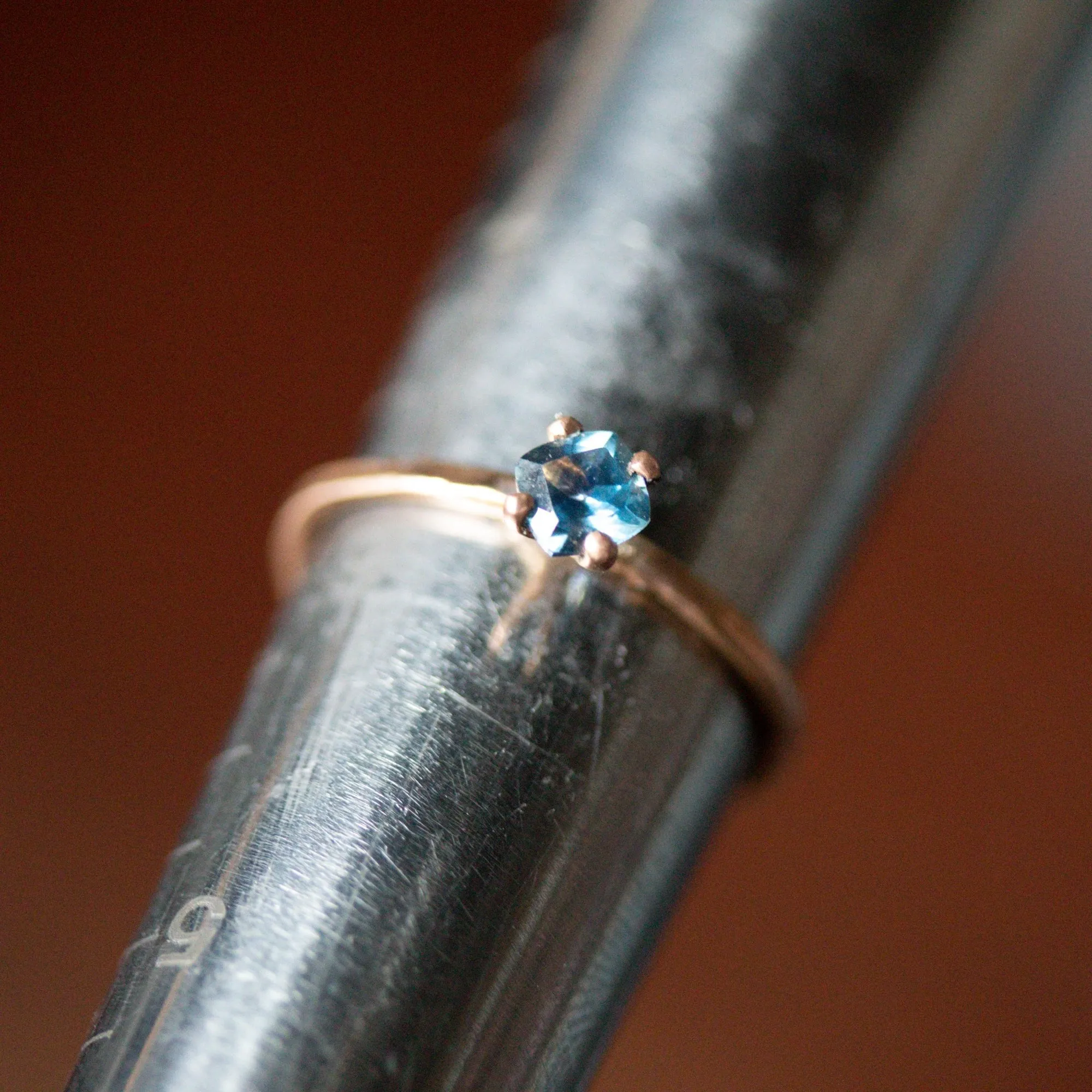 .39 CT MONTANA SAPPHIRE ENGAGEMENT RING, STELLO SETTING, 18K ROSE GOLD