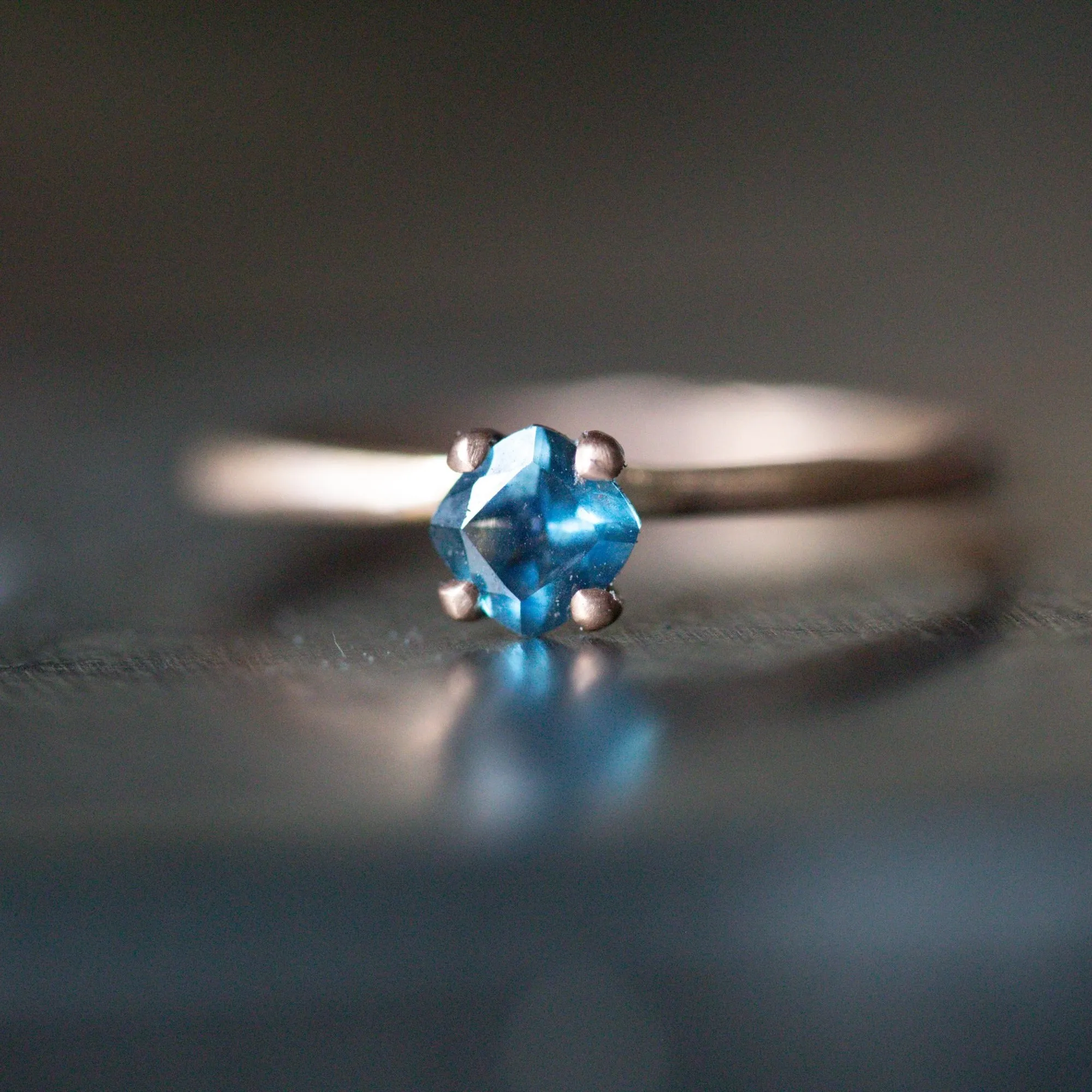 .39 CT MONTANA SAPPHIRE ENGAGEMENT RING, STELLO SETTING, 18K ROSE GOLD