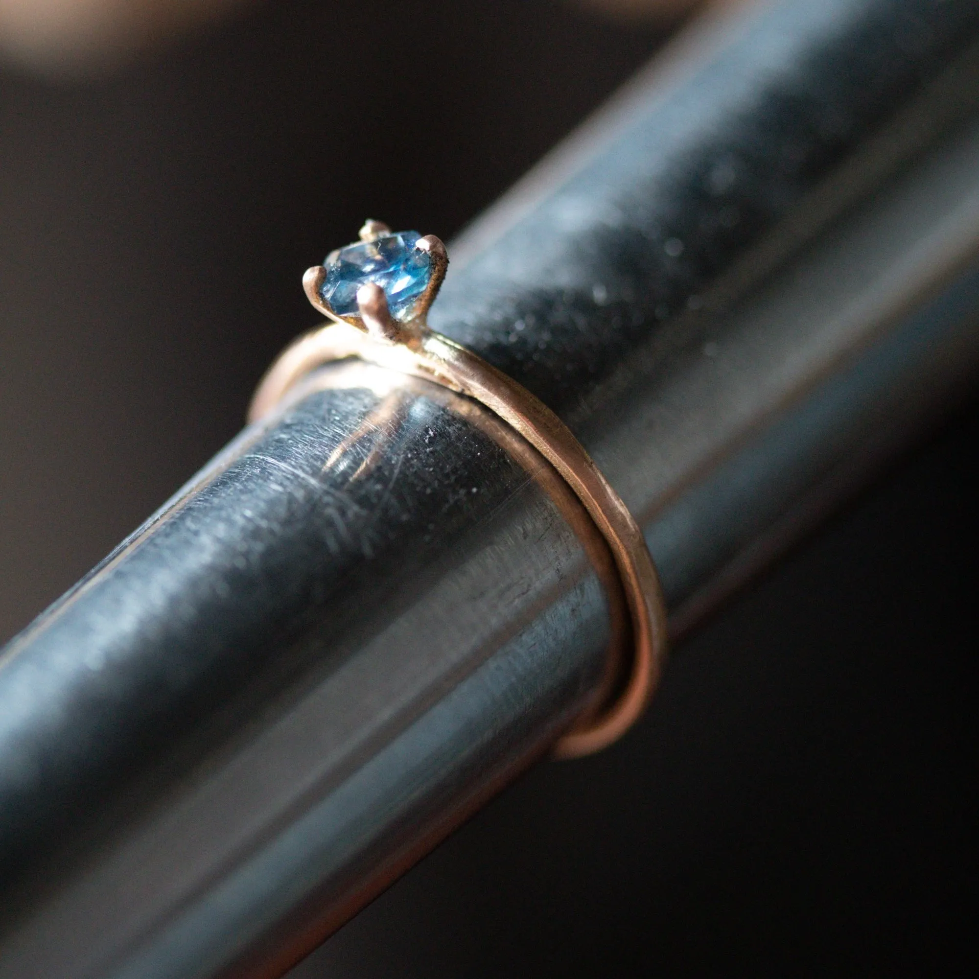 .39 CT MONTANA SAPPHIRE ENGAGEMENT RING, STELLO SETTING, 18K ROSE GOLD