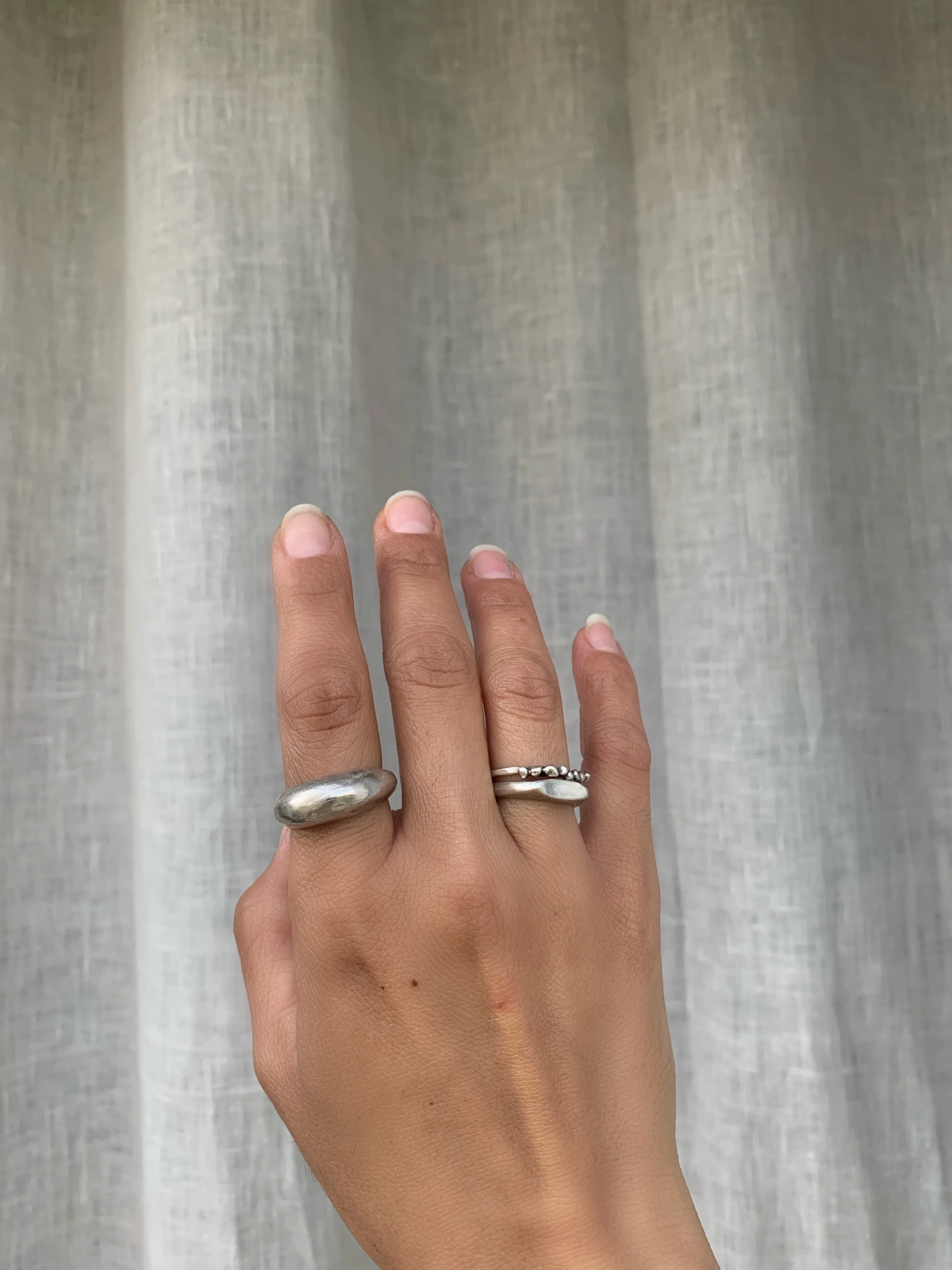 Arching signet ring