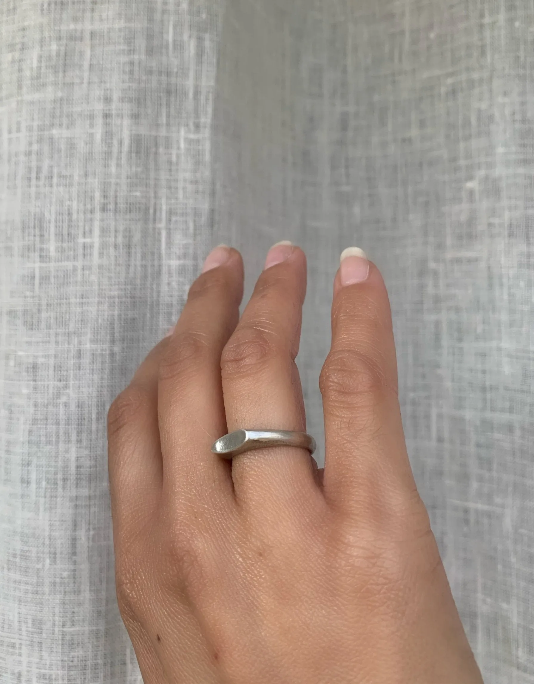 Arching signet ring