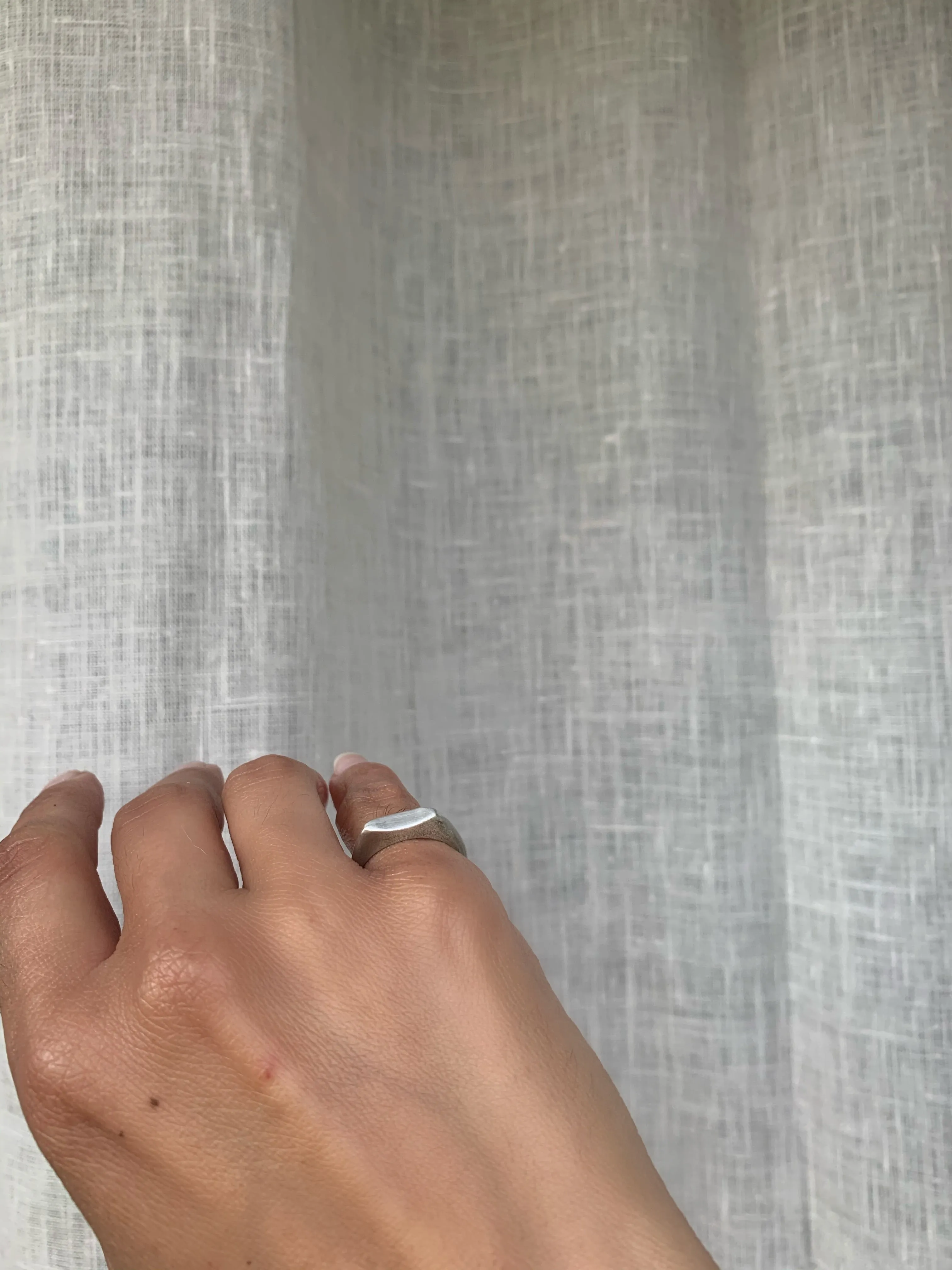Arching signet ring