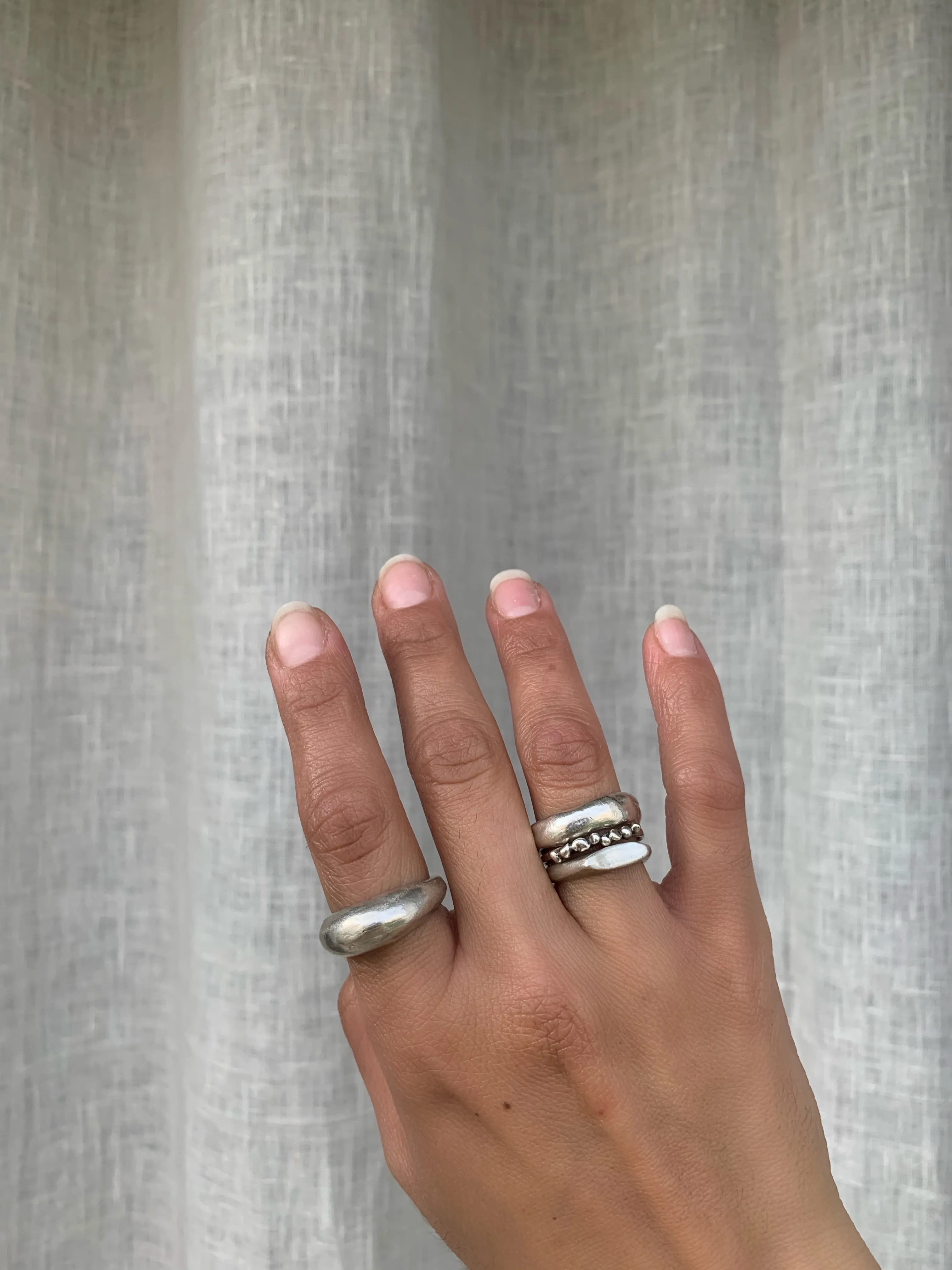 Arching signet ring