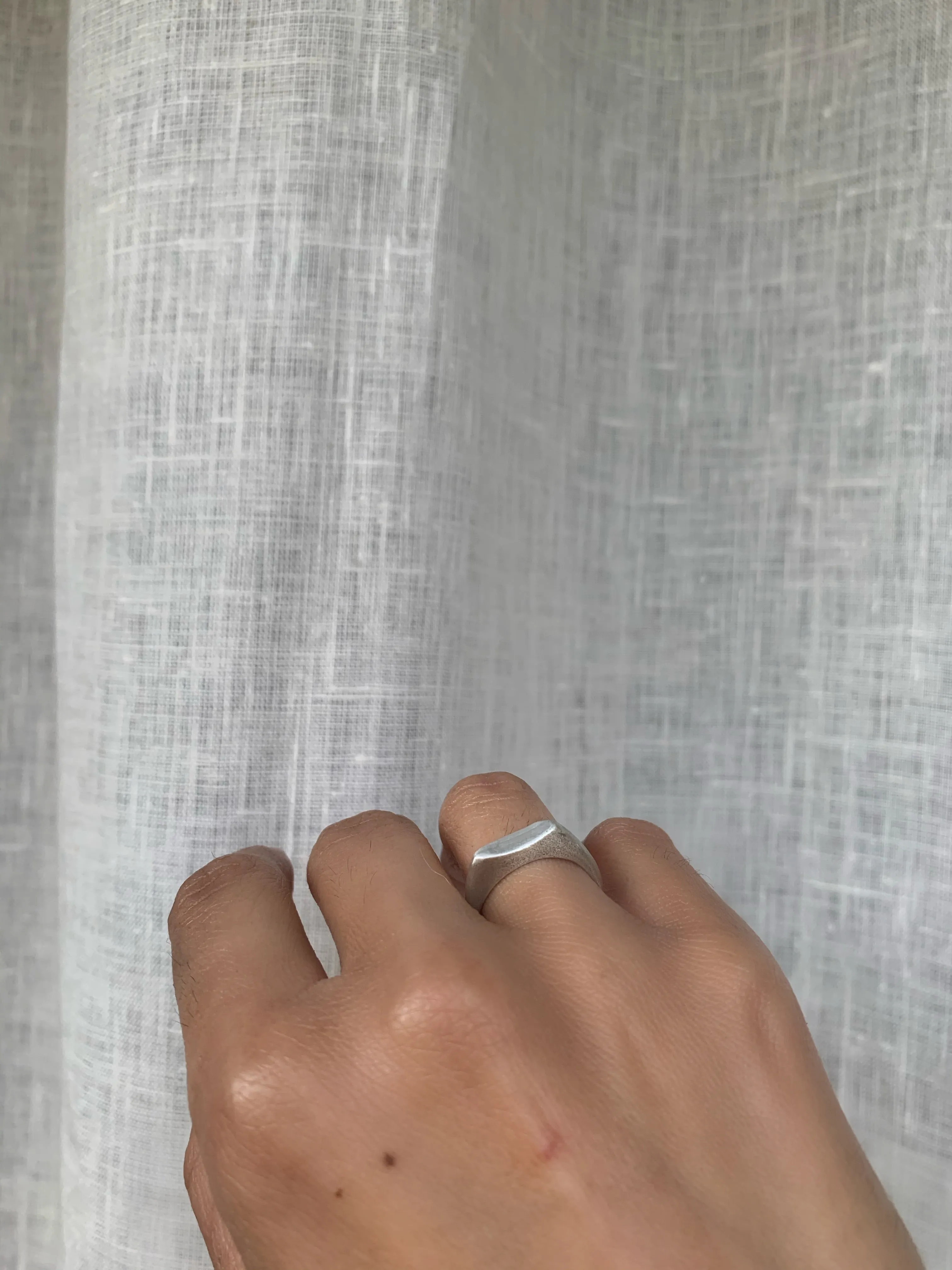 Arching signet ring
