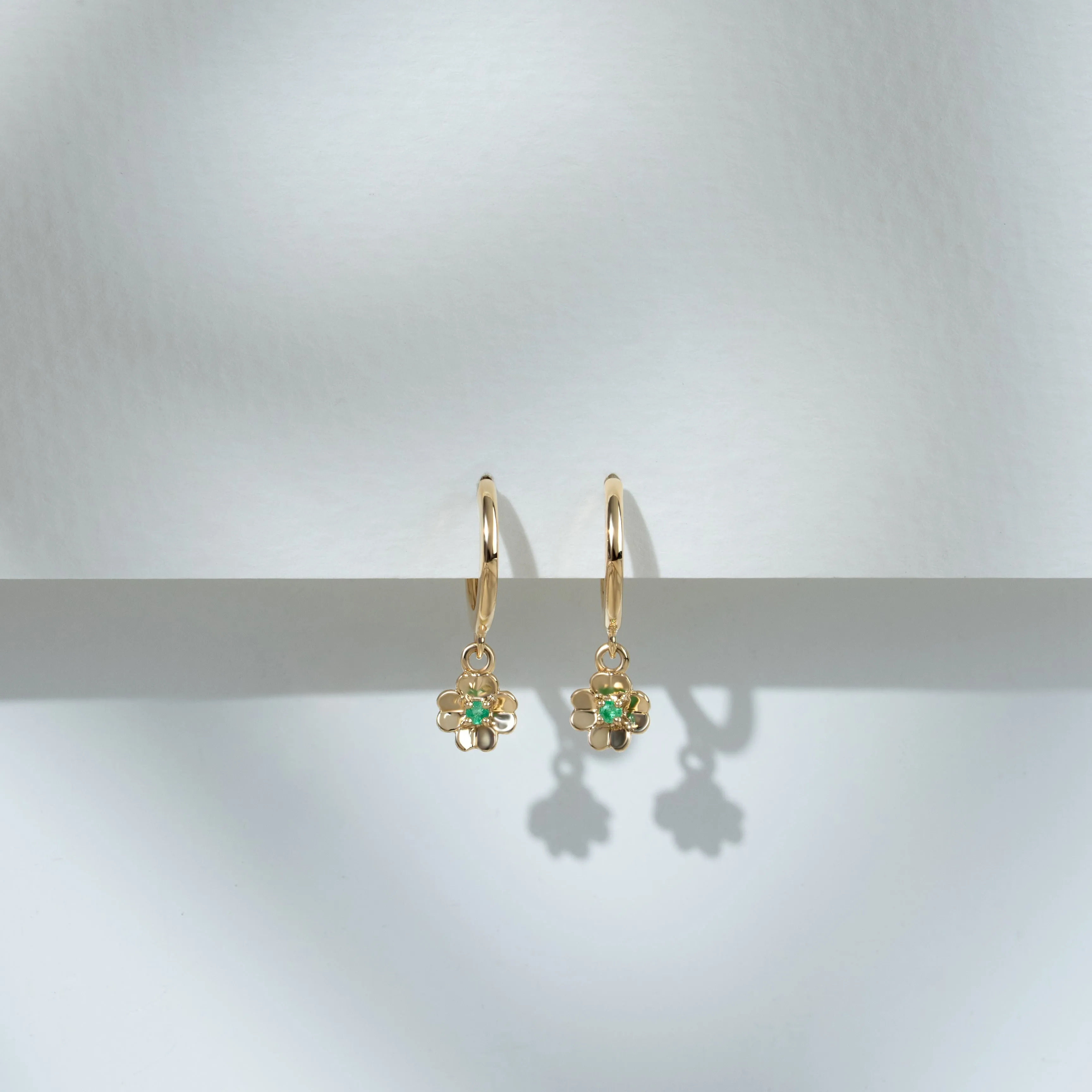 Gardenia Emerald Clover Hoop Earrings In 9ct Yellow Gold