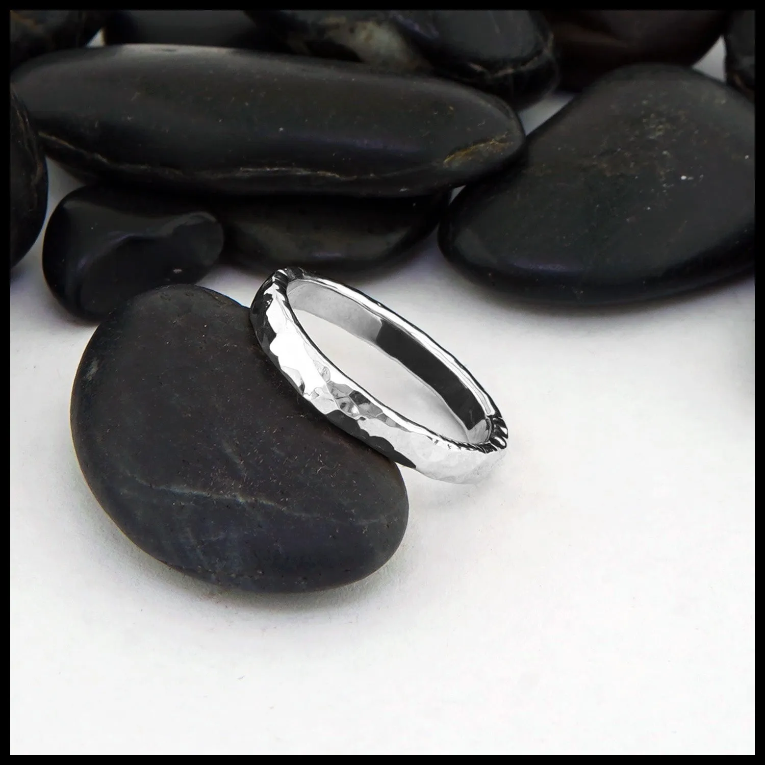 Hammered Band in 14K Gold