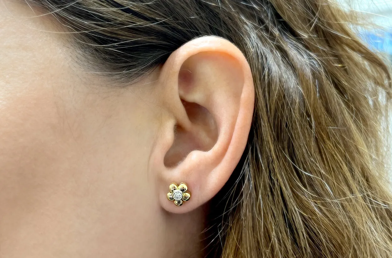 Mini Earrings 18kt Gold Flower & Bezel Diamond Studs