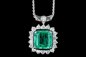 Modern Platinum 1.32 Carat Natural Emerald & Diamond Halo Pendant Necklace