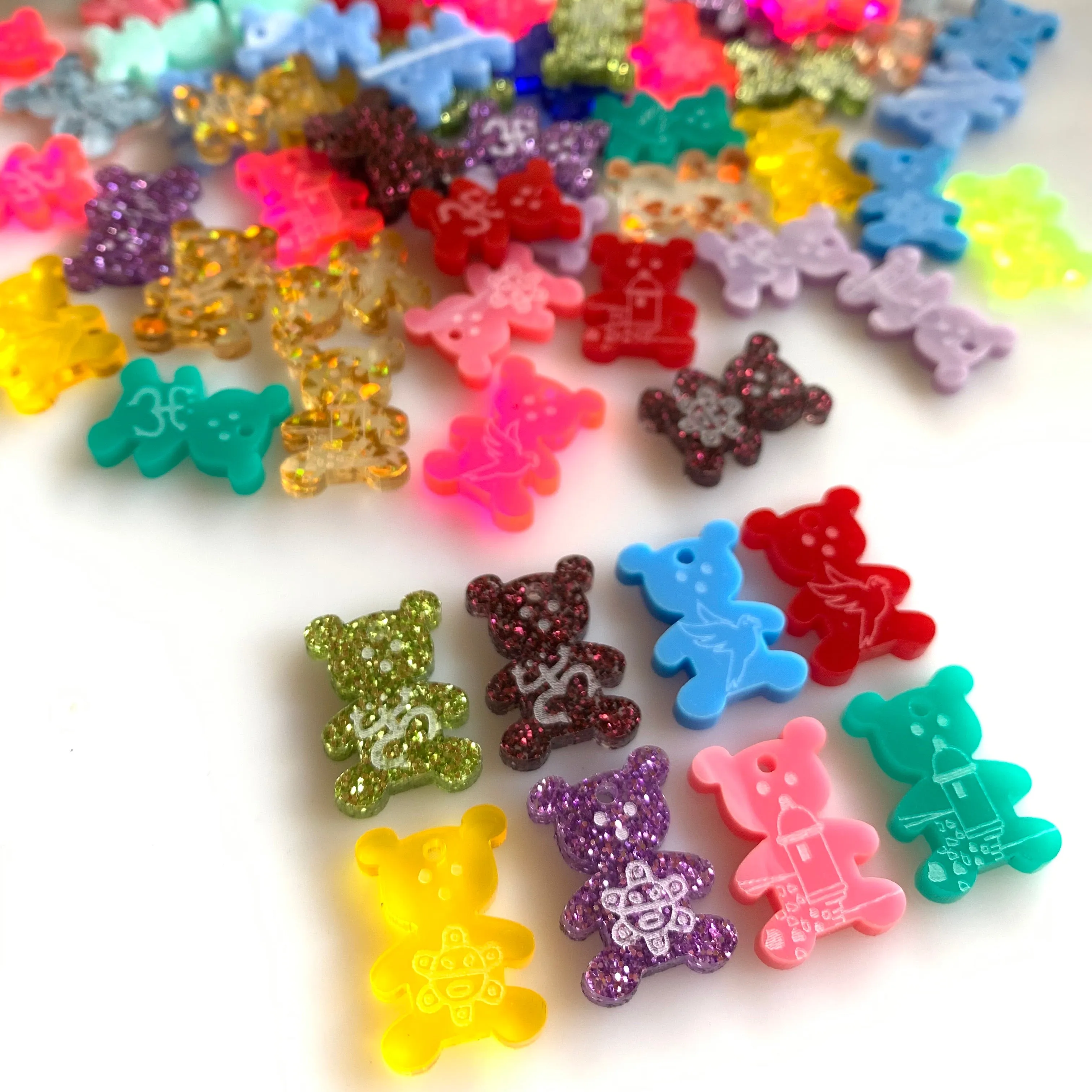 Ositos con motivos taínos - 8 dijes, 20mm / Taino-inspired bear charms - 8 charms, 20mm