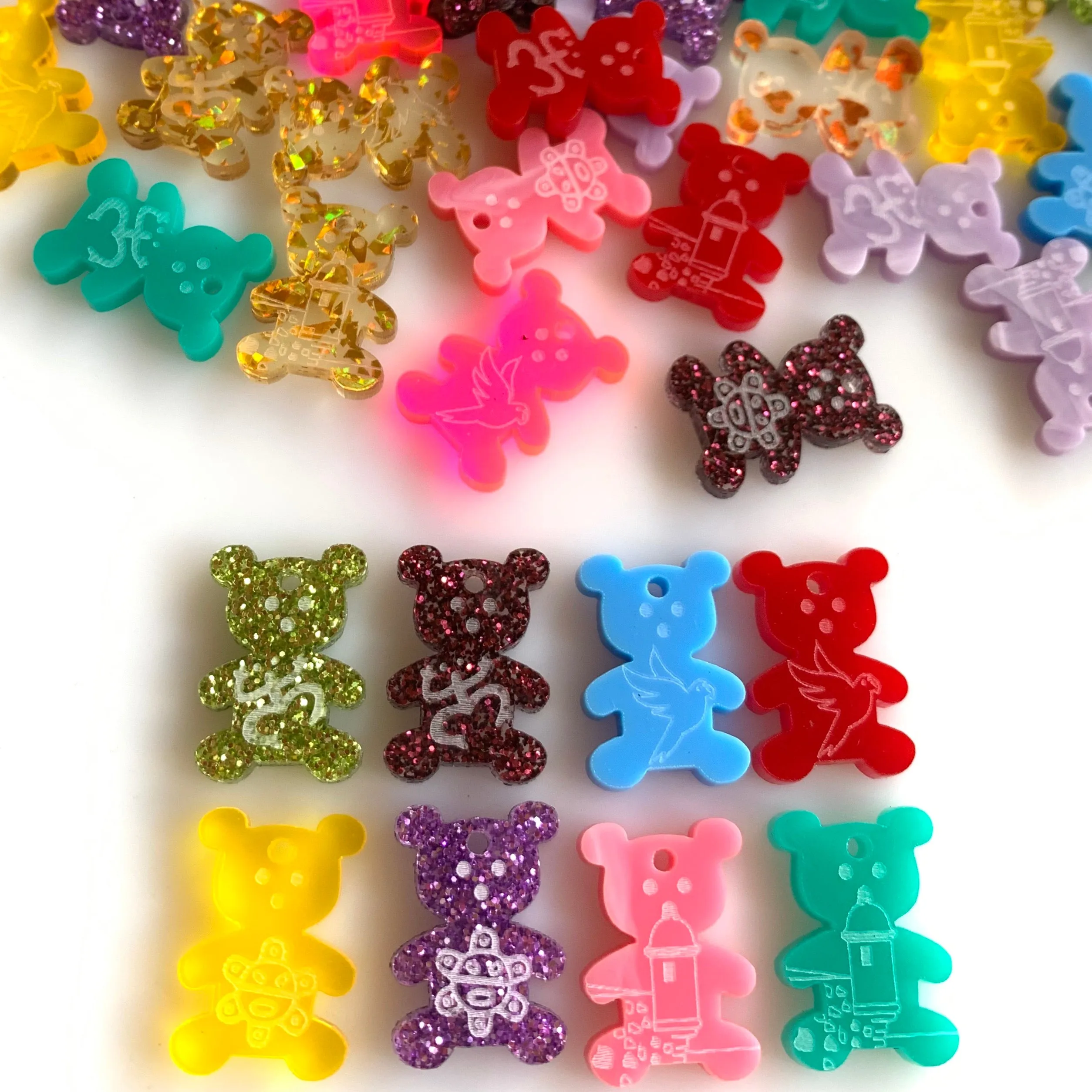 Ositos con motivos taínos - 8 dijes, 20mm / Taino-inspired bear charms - 8 charms, 20mm