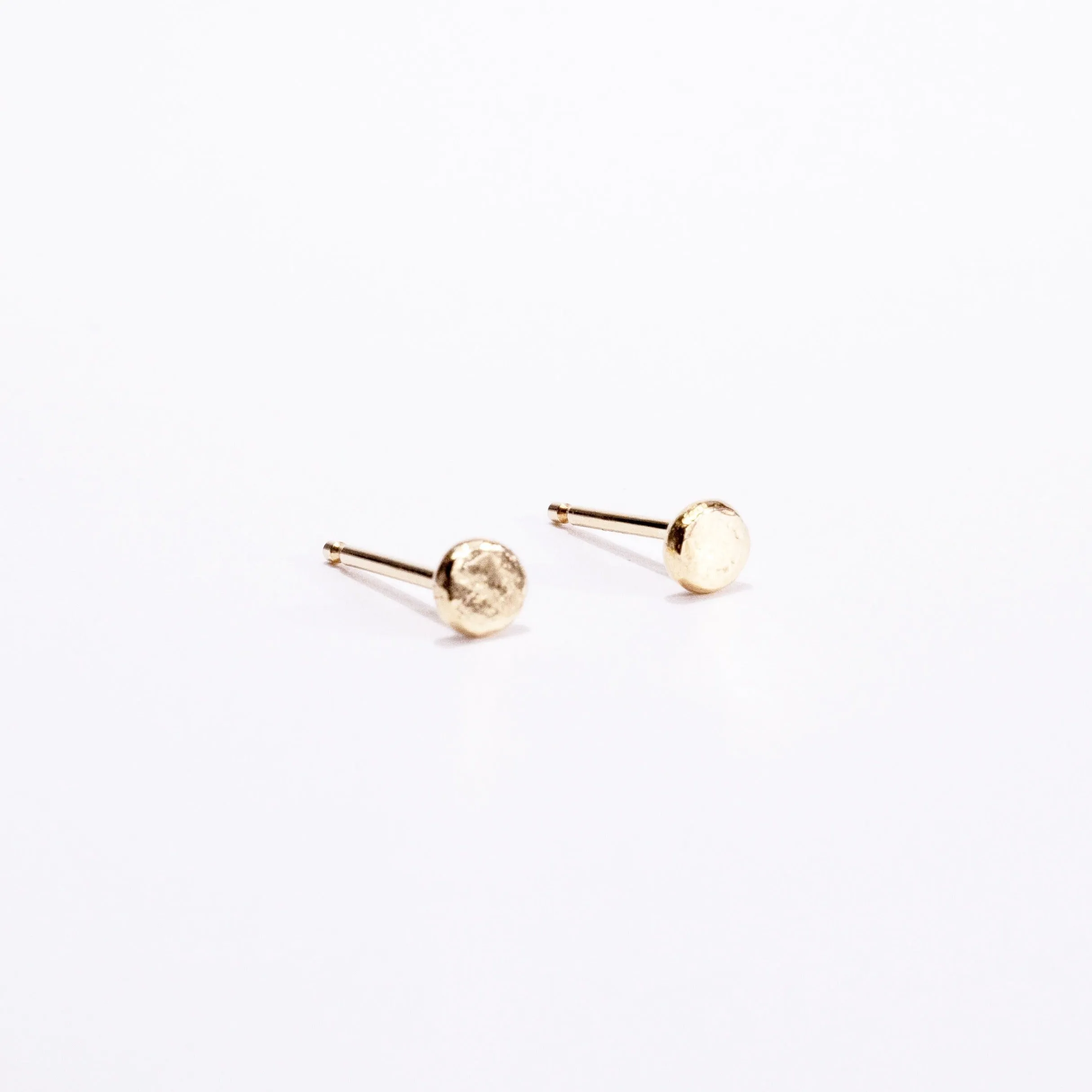 Pebble stud Earrings in recycled 14 Karat Gold