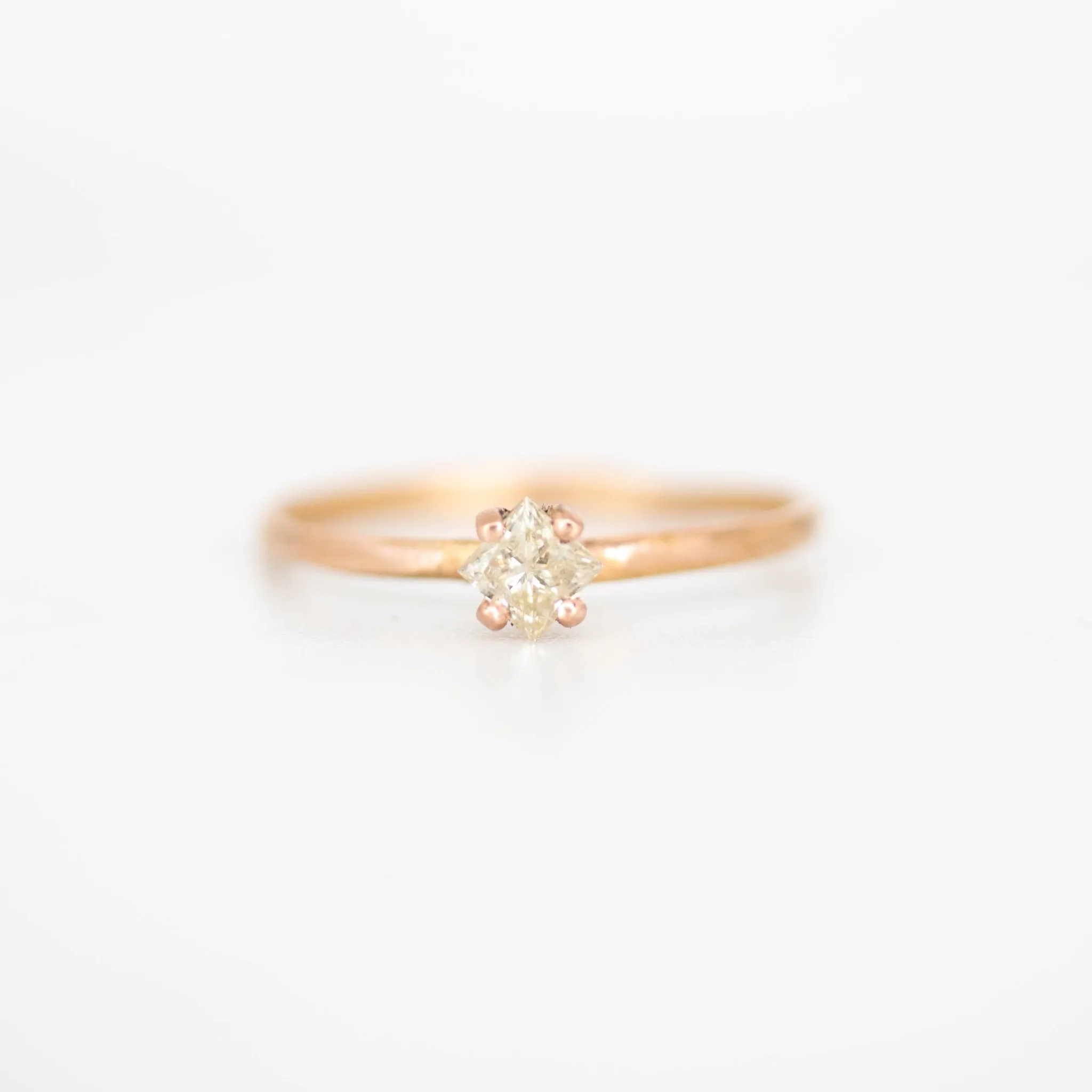 PRINCESS Diamond ENGAGEMENT RING, STELLO SETTING, 18K GOLD