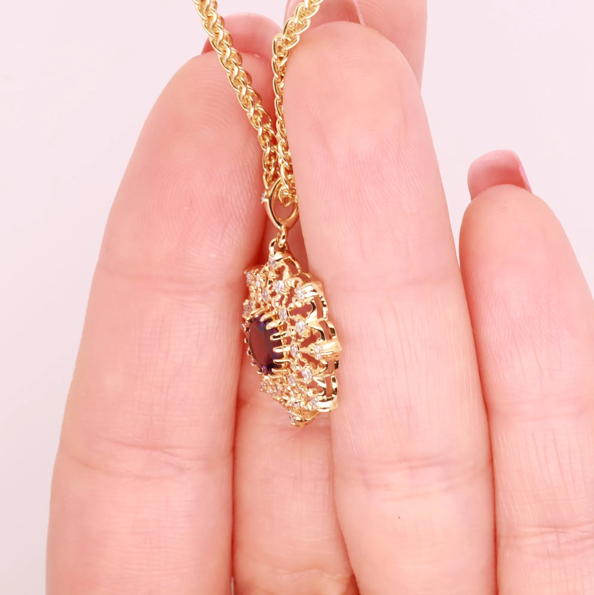 "Diamond Lace" Pendant with Amethyst in 18K Yellow Gold