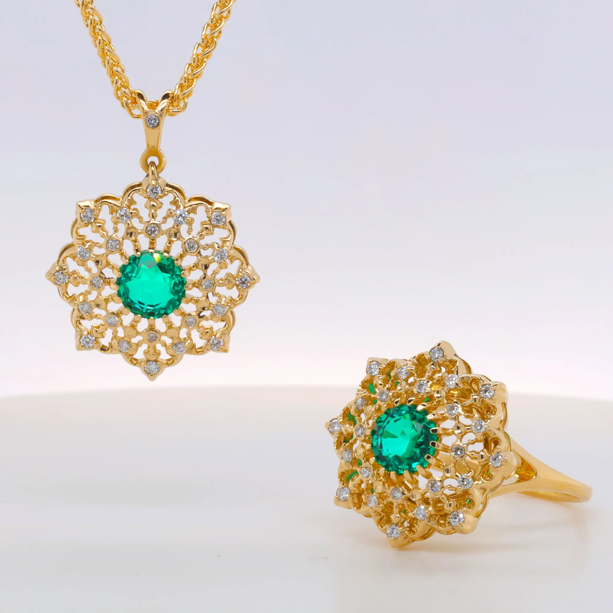 "Diamond Lace" Pendant with Emerald in 18K Yellow Gold