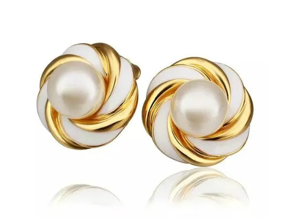 Rose gold plated round stud earrings with white pearl