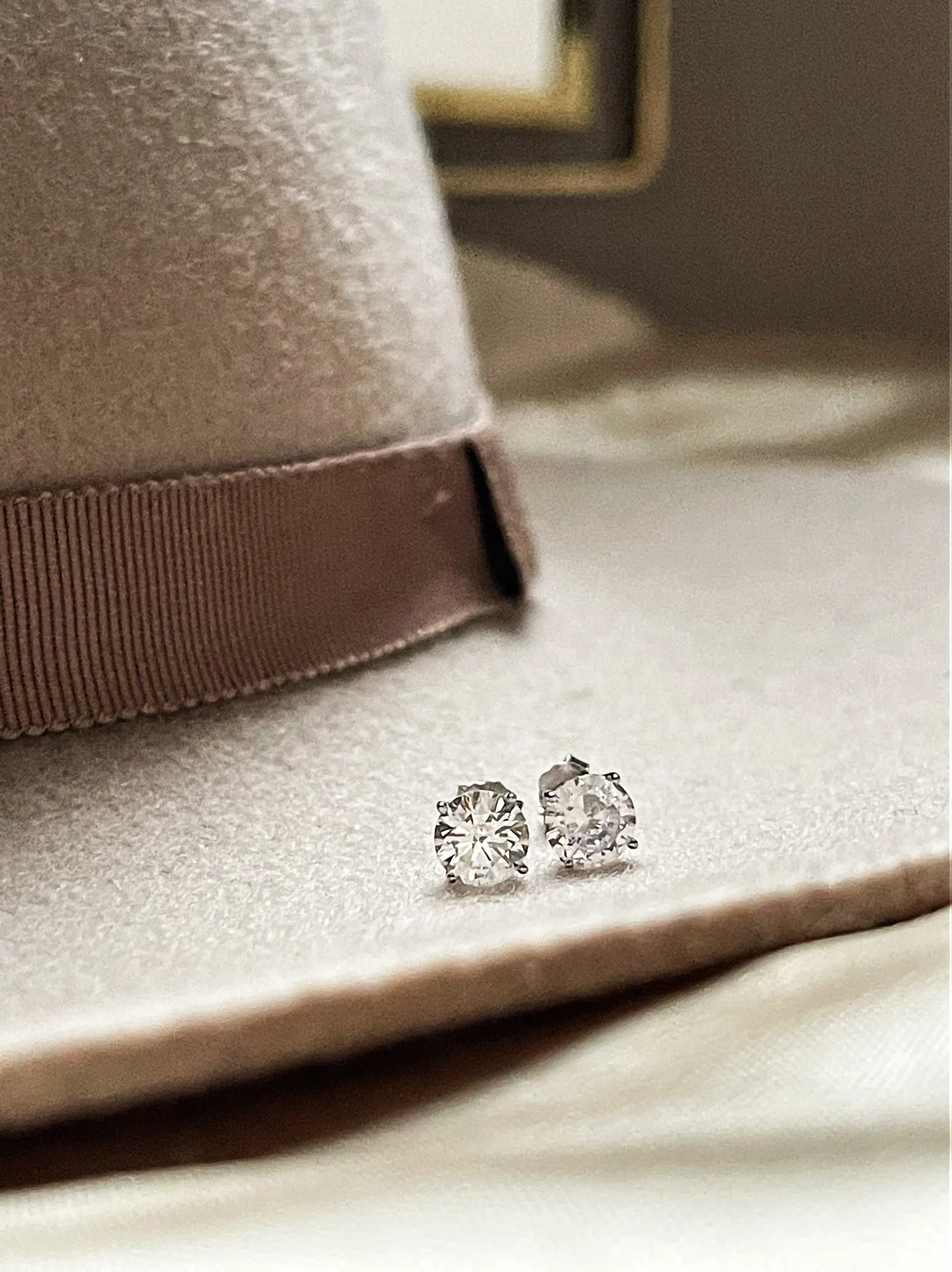 Round stud earrings CZ